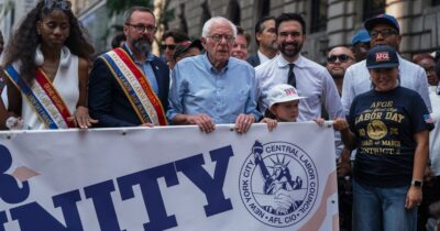 Copertina di Sanders e Mamdani sfidano l’oligarchia Usa dal palco di New York. Ma il “movimento dal basso” preoccupa anche i Dem