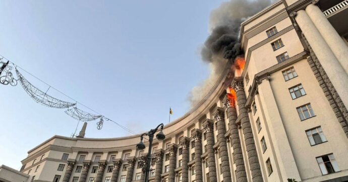 Pesante attacco russo contro Kiev: colpita per la prima volta la sede del governo. Il Tesoro Usa: “Collaboriamo con Ue per far collassare l’economia di Mosca”