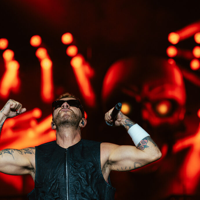 Salmo a Milano infiamma 40mila fan: “L’intelligenza artificiale sta incu***do la musica. È tutto finto, dobbiamo rivendicare la realtà”. E spunta Zucchero