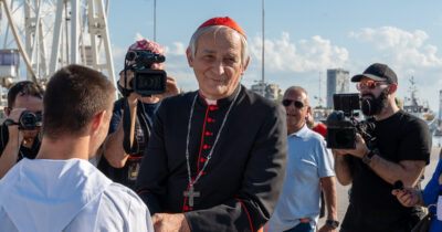 Copertina di Il cardinale Zuppi: “Disarmiamoci e non accettiamo alcuna forma di violenza. L’Europa deve risolvere i conflitti con il dialogo”