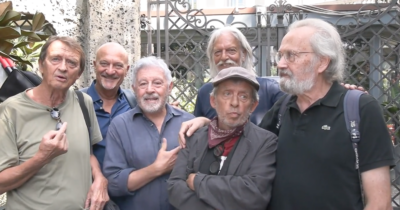 Copertina di Milano, anche Claudio Bisio e i Comedians al corteo per il Leoncavallo: “Lo sgombero è stato un atto disgustoso”