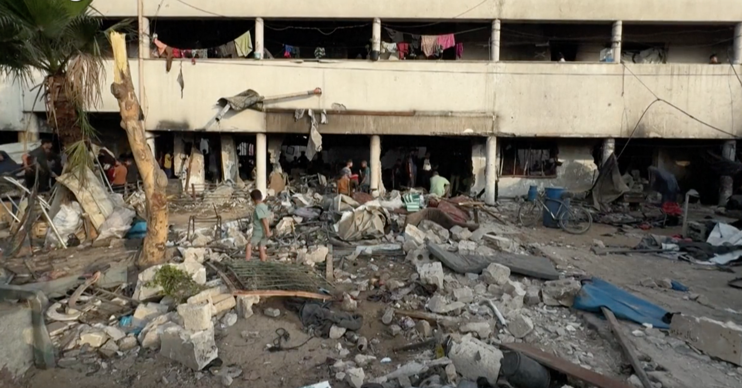 Gaza City, macerie e corpi: cosa rimane dopo l’attacco alla scuola rifugio Al Farabi Gaza City, macerie e corpi: cosa rimane dopo l’attacco alla scuola rifugio Al Farabi