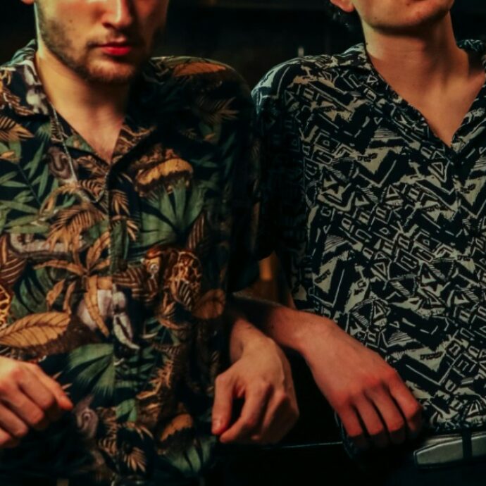 “Il mio amico è arrabbiato con me perché non rispetto il ‘codice del bro’ e riferisco a mia moglie tutte le confidenze che mi fa. Sono io lo str***o?”: la storia su Reddit