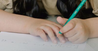 Copertina di “Voleva disegnare sulla tela bianca”: bambina si arrampica su una scultura in oro da 30mila euro e la danneggia