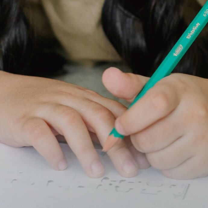 “Voleva disegnare sulla tela bianca”: bambina si arrampica su una scultura in oro da 30mila euro e la danneggia