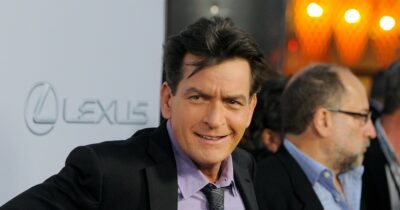 Copertina di “Ho fatto sesso con uomini quando fumavo crack, era strano ma anche divertente. Parlarne è liberatorio”: le rivelazioni di Charlie Sheen