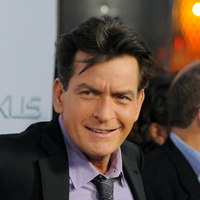 “Ho fatto sesso con uomini quando fumavo crack, era strano ma anche divertente. Parlarne è liberatorio”: le rivelazioni di Charlie Sheen