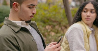Copertina di “Fammi leggere i messaggi”, il fidanzato si rifiuta e lei lo accoltella al petto uccidendolo