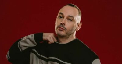 Copertina di “Ho chiuso con la mia famiglia e non mi interessa avere figli. I miei genitori si facevano la guerra, mi ha segnato a lungo”: Fabri Fibra si racconta