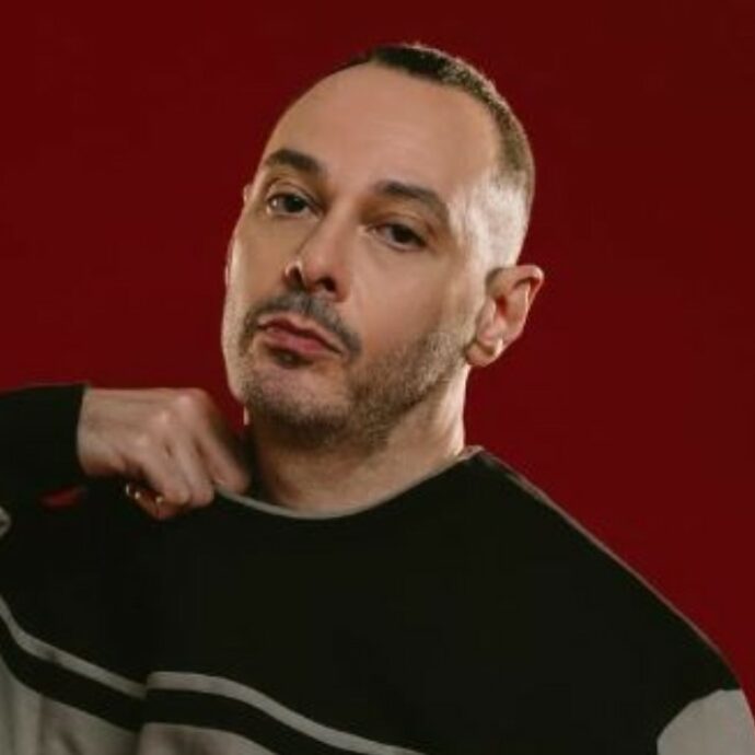 “Ho chiuso con la mia famiglia e non mi interessa avere figli. I miei genitori si facevano la guerra, mi ha segnato a lungo”: Fabri Fibra si racconta