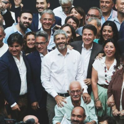 Copertina di Voto in Campania, folla per il debutto di Fico. Ma si apre la guerra sulle liste