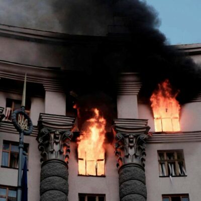 Copertina di Raid russo e razzi ucraini: colpita la sede del governo a Kiev