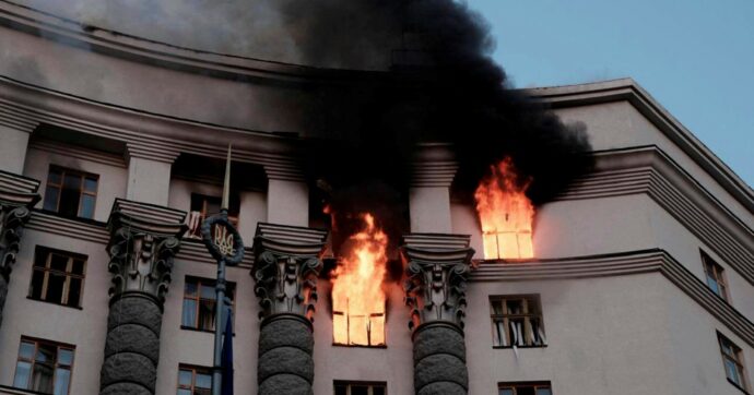 Raid russo e razzi ucraini: colpita la sede del governo a Kiev