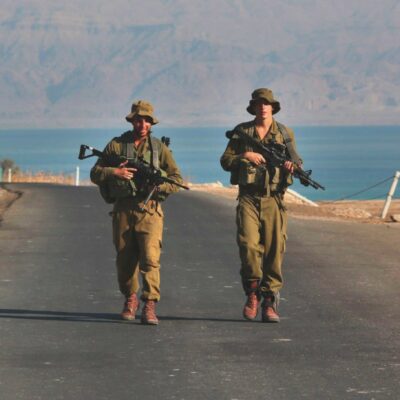 Copertina di 100 israeliani ospiti di un resort sardo e protetti: “Sono soldati”