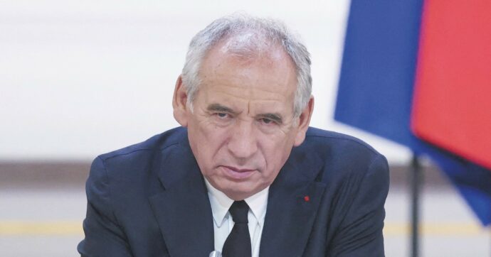Francia: malumori repubblicani, le ambizioni dei socialisti e le mire di Le Pen. Cosa può succedere adesso