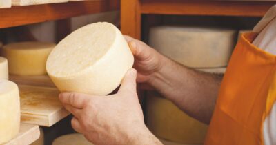 Copertina di Latte crudo. Formaggi sotto attacco. Non serve l’allarmismo, ma consapevolezza e informazione