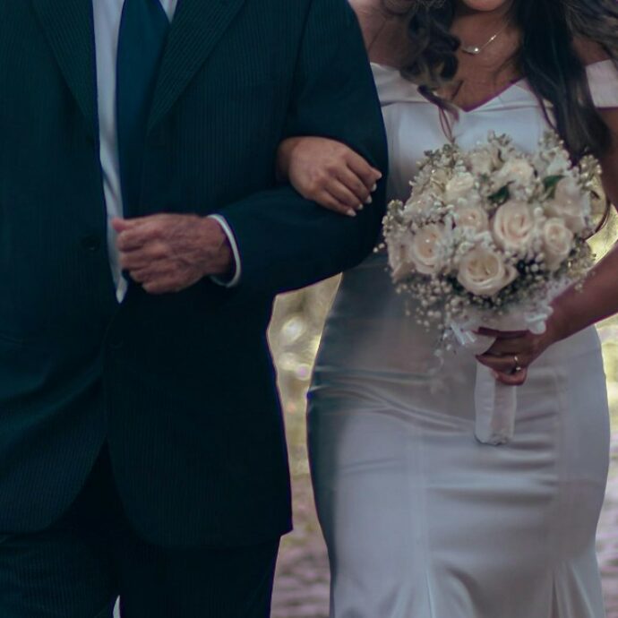 “Sono sconvolta, mio padre ha spoilerato l’abito da sposa al mio fidanzato”, ma poi succede qualcosa di incredibile: la storia di Melinda è virale