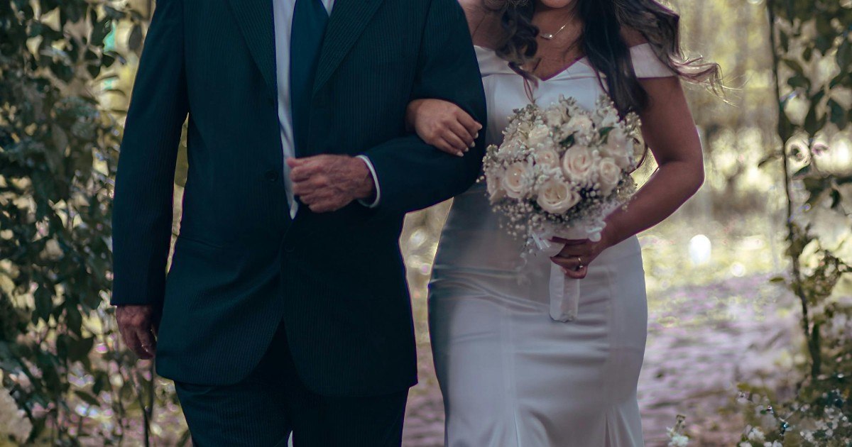 “Sono sconvolta, mio padre ha spoilerato l’abito da sposa al mio fidanzato”, ma poi succede qualcosa di incredibile: la storia di Melinda è virale “Sono sconvolta, mio padre ha spoilerato l’abito da sposa al mio fidanzato”, ma poi succede qualcosa di incredibile: la storia di Melinda è virale