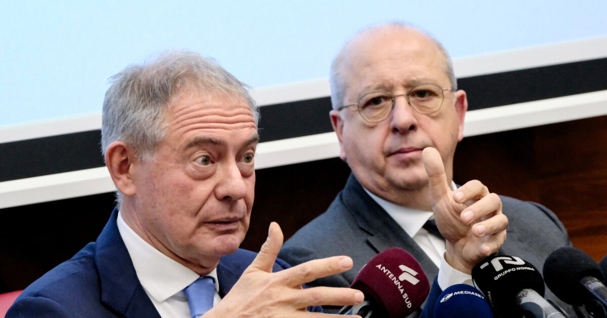 pressioni di stellantis su governo e ue per cancellare le regole sulle auto green il mercato crollerebbe lavoriamo con urso
