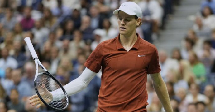 “Punterò anche a perdere qualche partita per diventare più imprevedibile”: la nuova sfida di Sinner dopo il ko sul “suo” cemento