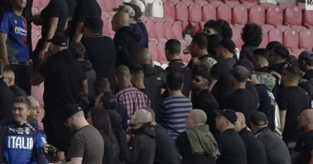 Tifosi italiani protestano contro Israele: spalle girate durante l’inno nazionale Tifosi italiani protestano contro Israele: spalle girate durante l’inno nazionale
