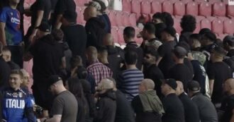 Tifosi italiani protestano contro Israele: spalle girate durante l’inno nazionale