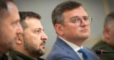 Copertina di “Mentalità sovietica”, l’ex Kuleba contro Zelensky sul divieto di espatrio: “All’estero non vuole voci libere”