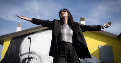 Copertina di Laura Pausini inaugura il suo museo e presenta il nuovo singolo “La mia storia tra le dita” – IL VIDEO