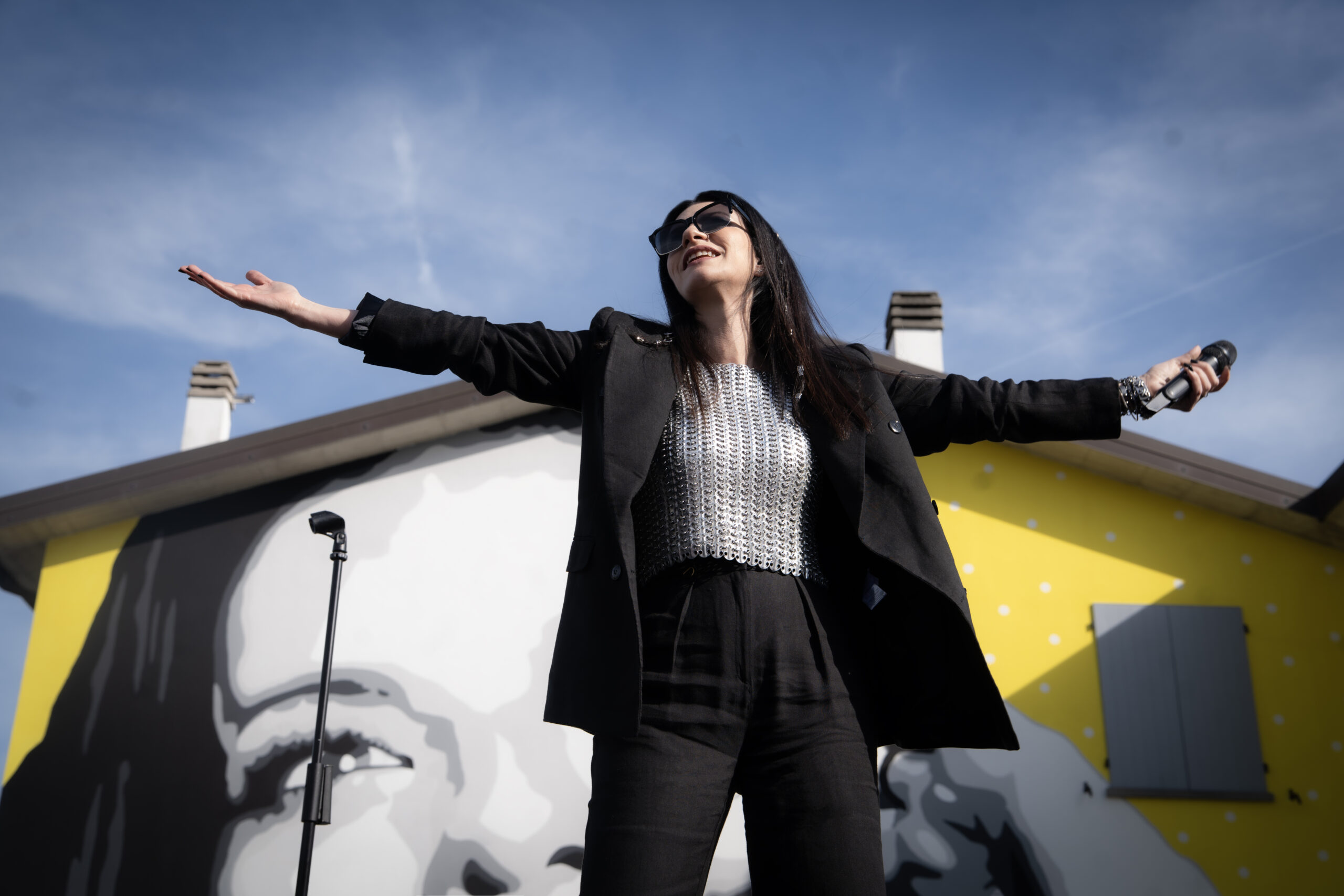 Laura Pausini inaugura il suo museo e presenta il nuovo singolo “La mia storia tra le dita” – IL VIDEO Laura Pausini inaugura il suo museo e presenta il nuovo singolo “La mia storia tra le dita” – IL VIDEO