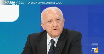 Copertina di L’ironia di De Luca: “Fico candidato? Comunico la mia commozione. Se il buongiorno si vede dal mattino, buonanotte”. Su La7