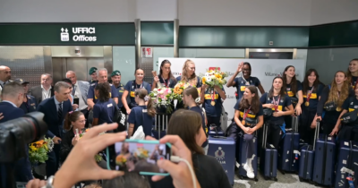 Copertina di L’Italvolley femminile sbarca a Malpensa con la Coppa del Mondo: cori, abbracci e un mare di tifosi – Video