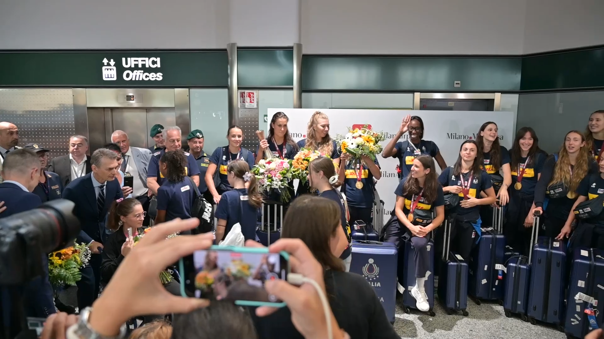 L’Italvolley femminile sbarca a Malpensa con la Coppa del Mondo: cori, abbracci e un mare di tifosi – Video L’Italvolley femminile sbarca a Malpensa con la Coppa del Mondo: cori, abbracci e un mare di tifosi – Video