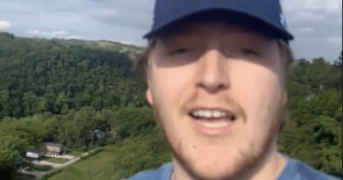 “Mi è stato diagnosticato un tumore al cervello dopo le crisi epilettiche. Sono sopravvissuto e scalo le vette più alte delle montagne”: la storia di Ryan Simpson