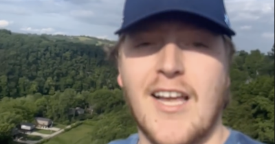 Copertina di “Mi è stato diagnosticato un tumore al cervello dopo le crisi epilettiche. Sono sopravvissuto e scalo le vette più alte delle montagne”: la storia di Ryan Simpson