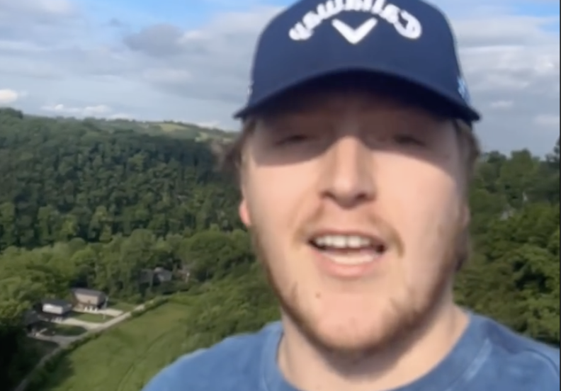 “Mi è stato diagnosticato un tumore al cervello dopo le crisi epilettiche. Sono sopravvissuto e scalo le vette più alte delle montagne”: la storia di Ryan Simpson