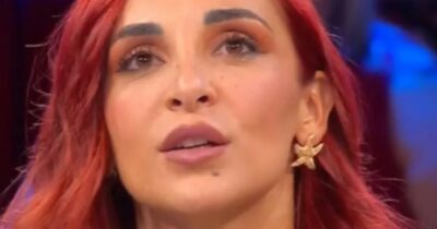 Copertina di “Voglio fare la donna matura”, la rocambolesca partita di Giulia ad Affari tuoi: cambia due volte e poi accetta l’offerta