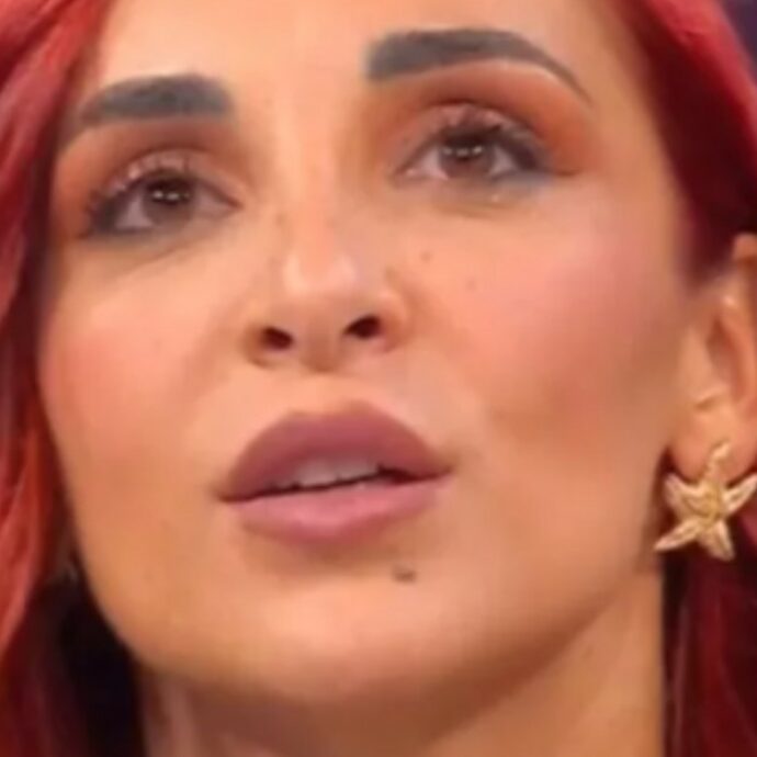 “Voglio fare la donna matura”, la rocambolesca partita di Giulia ad Affari tuoi: cambia due volte e poi accetta l’offerta