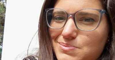 Copertina di “Avevo un insetto in putrefazione nell’orecchio, sentivo un rombo da Formula 1 ma in ospedale non mi hanno creduto e hanno riso di me”: la denuncia della scrittrice Cecilia Galatolo