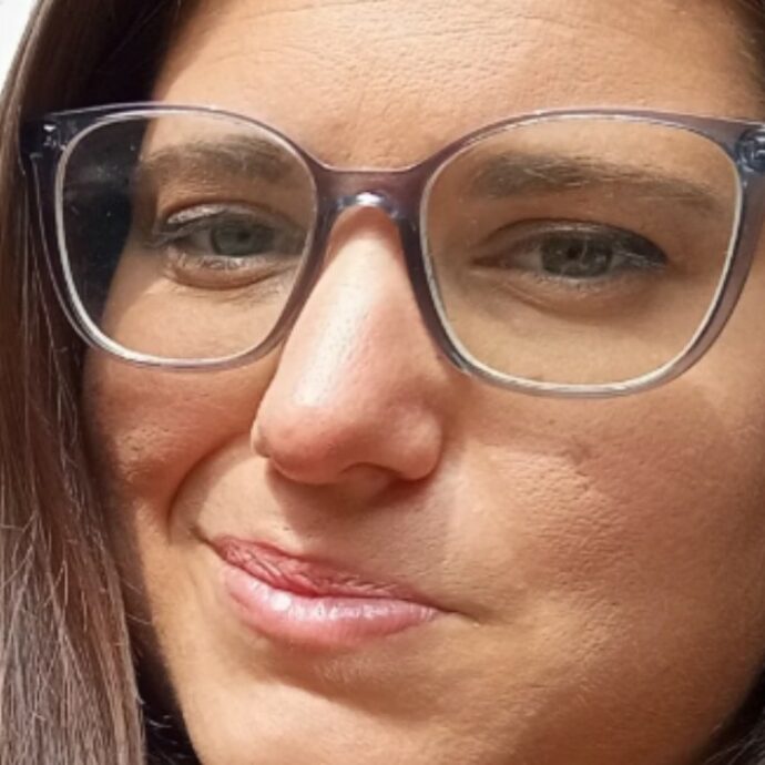 “Avevo un insetto in putrefazione nell’orecchio, sentivo un rombo da Formula 1 ma in ospedale non mi hanno creduto e hanno riso di me”: la denuncia della scrittrice Cecilia Galatolo