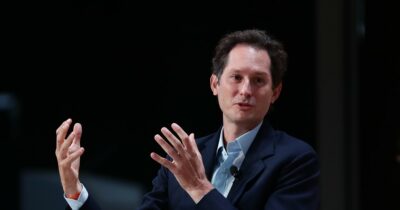 Copertina di Evasione e truffa allo Stato: Elkann paga 183 milioni e chiede la messa alla prova. Il presidente della Juve Ferrero vuole patteggiare