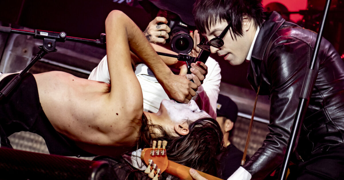 “Vorrei stare sempre in tour come Bob Dylan”: Lucio Corsi strega Milano stringendo le mani e cantando nelle orecchie dei fan, per poi gettarsi dalle transenne