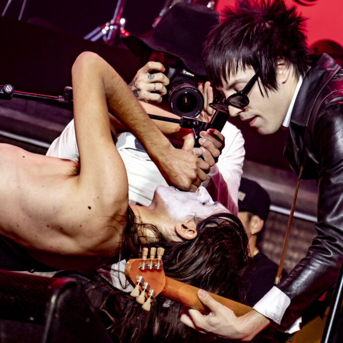 “Vorrei stare sempre in tour come Bob Dylan”: Lucio Corsi strega Milano stringendo le mani e cantando nelle orecchie dei fan, per poi gettarsi dalle transenne