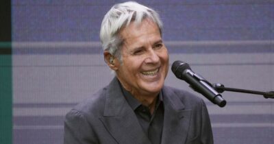 Copertina di Claudio Baglioni inizia a Lampedusa il suo ultimo tour, ma è polemica: il suo concerto costa oltre 700mila euro