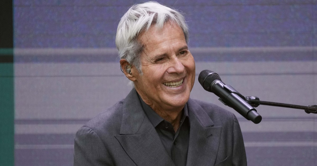 Claudio Baglioni inizia a Lampedusa il suo ultimo tour, ma è polemica: il suo concerto costa oltre 700mila euro Claudio Baglioni inizia a Lampedusa il suo ultimo tour, ma è polemica: il suo concerto costa oltre 700mila euro