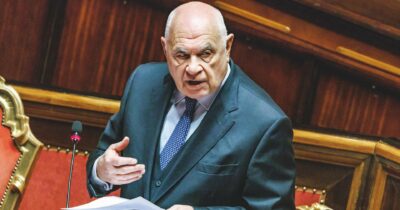 Copertina di “Il ministro Nordio ha detto che per un arresto bisogna avvisare l’arrestato 48 ore prima. Un applauso! Ha ragione, magari l’arrestato deve controllare i voli per Panama”: così Fiorello