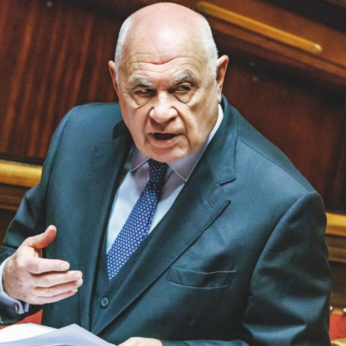 “Il ministro Nordio ha detto che per un arresto bisogna avvisare l’arrestato 48 ore prima. Un applauso! Ha ragione, magari l’arrestato deve controllare i voli per Panama”: così Fiorello