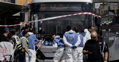 Copertina di Gerusalemme, sangue alla fermata: 6 morti. Lodi di Hamas: “Eroi”