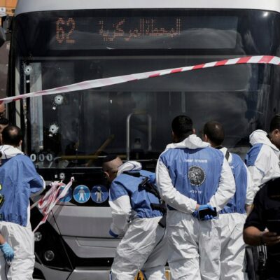 Copertina di Gerusalemme, sangue alla fermata: 6 morti. Lodi di Hamas: “Eroi”