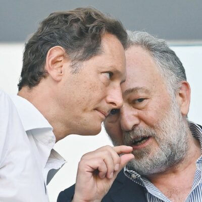 Copertina di John Elkann come Berlusconi: “messa alla prova” dai Salesiani
