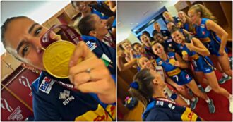 Copertina di Orro e compagne scatenate: cantano “Halo” a squarciagola. Il video della festa delle azzurre del volley nello spogliatoio